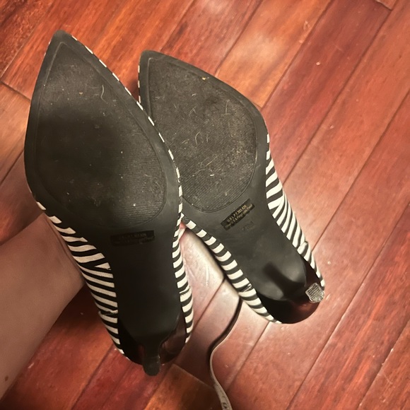 G by Guess size 7 1/2 black and white 4” heels - Picture 3 of 7